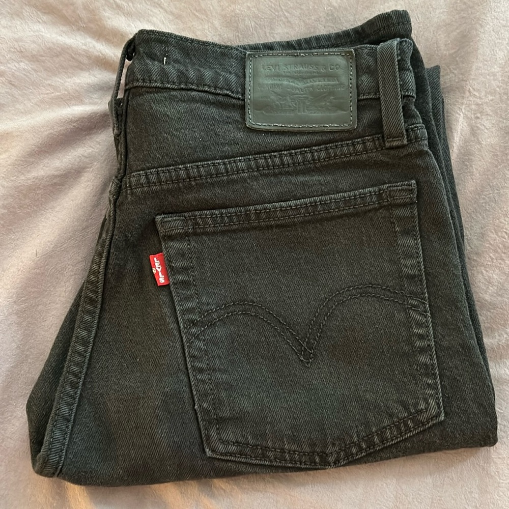 Levi’s Wedgie Straight jeans, size 26 in black.